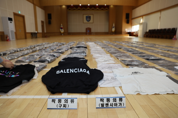 부산세관이 압수한 짝퉁의류(사진=부산세관)