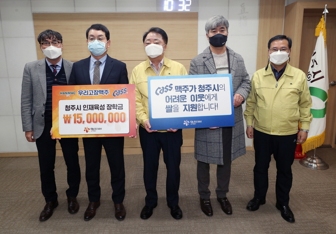 (왼쪽부터) 한정규 오비맥주 청주지점장, 최정욱 오비맥주 충청권역 본부장, 한범덕 청주시장, 이철우 오비맥주 청주공장장, 신승철 청주시청 복지정책과장이 기탁식 이후 기념촬영을 하고 있다.