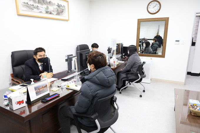지난 23일 첫 무료 세무상담에서 박종렬<왼쪽> 홍보이사가 납세자와 상담하고 있다. 