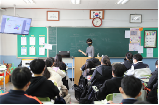 지난 25일 한영중학교에서 이유진 공인회계사가 회계교육을 하고 있다.