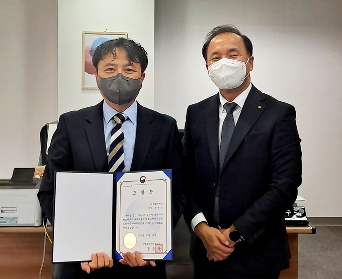 문정주 금호타이어 전략혁신팀 책임(왼쪽)이 김진수 한국에너지공단 서울지역본부장과 기념촬영을 하고 있다.