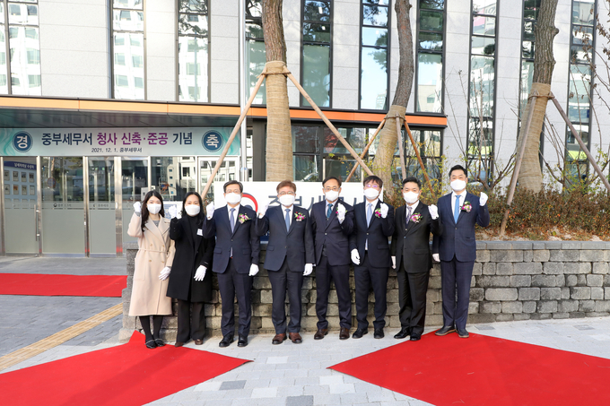 임성빈 서울청장, 권승욱 중부세무서장, 직원대표 등이 준공식 후 차원높은 납세서비스 제공을 다짐하고 있다. 