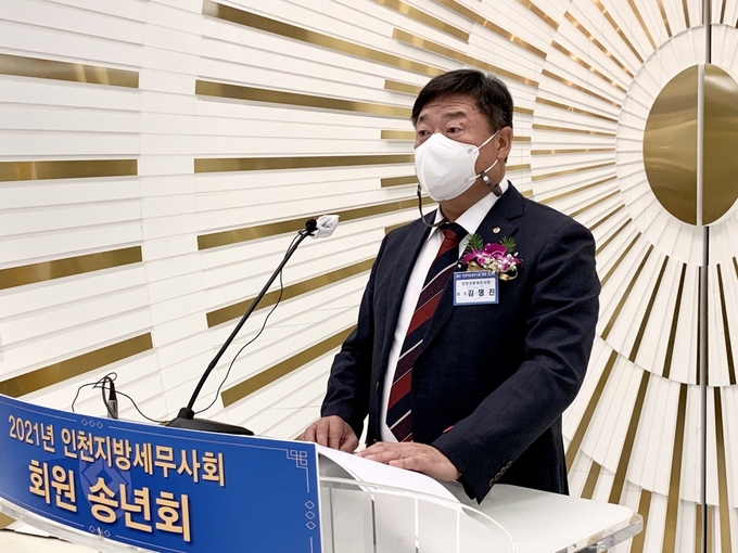 김명진 인천지방회장이 송년회에서 인사말을 하고 있다. 
