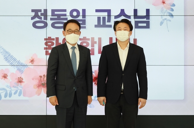 김재철<왼쪽> 중부지방국세청장이 소통 리더십 특강을 위해 방문한 정동일 교수와 기념촬영하고 있다.