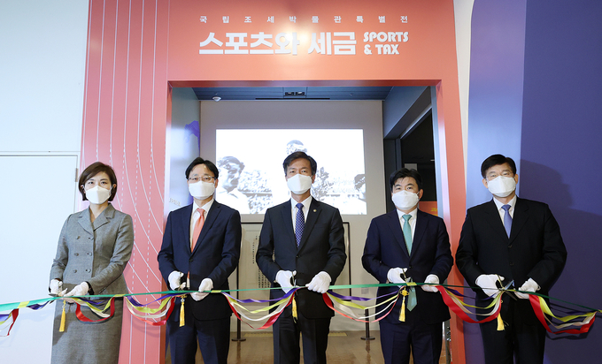 국세청은 7일 국립조세박물관에서 ‘스포츠와 세금’ 특별전 개관식을 개최했다. 왼쪽부터 변혜정 납세자보호관, 임광현 차장, 김대지 국세청장, 송바우 징세법무국장, 김진현 기획조정관.(사진=국세청)