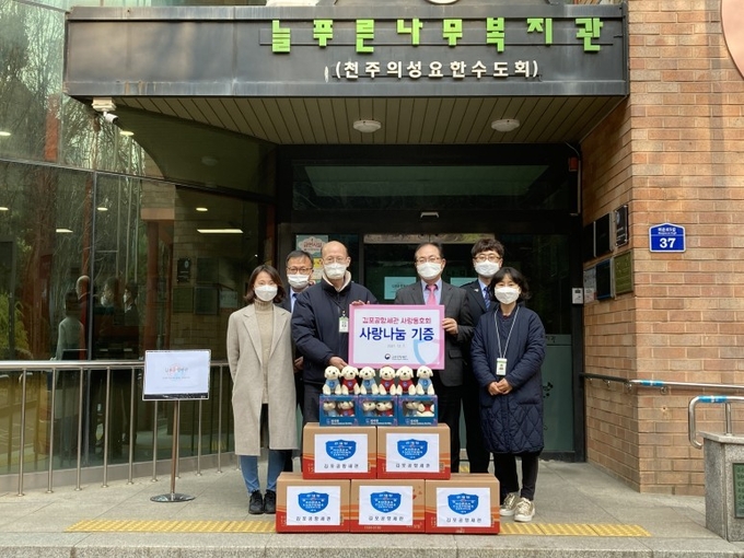 김포공항세관은 7일 늘푸른나무복지관을 방문해 후원물품 및 후원금을 전달했다.