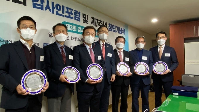 좌로부터 조점호 한국공인회계사회 품질관리감리본부장, 조성표 경북대 경영대학 교수,김종석 전 국회의원, 김광윤 한국감사인연합회장, 김용범 전 금융위원회 부위원장 및 기획재정부1차관, 장영철 삼덕회계법인 대표, 이갑수 서현회계법인 품질관리실장