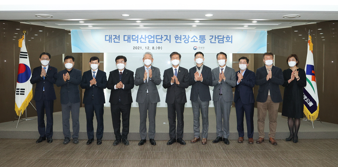 김대지 국세청장(중앙)은 8일 대덕산업단지에서 벤처 천억기업 등 대전지역 기업인들과 현장소통 간담회를 가졌다.(사진=국세청)