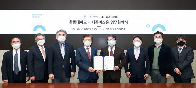 더존비즈온은 한림대와 ‘디지털 헬스케어 공동연구 수행 및 디지털 헬스케어·IT 전문인력 양성’을 위한 업무협약을 체결했다. 왼쪽부터 한림대 정태경 인공지능융합학부 교수, 한림대 고형석 빅데이터·AI센터장, 한림대 김유섭 AI융합연구원장, 한림대 최양희 총장, 더존ICT그룹 김용우 회장, 더존에듀캠 윤성태 대표, 더존비즈온 송호철 플랫폼사업부문 대표, 한림대 이석각 산학협력단 팀장.