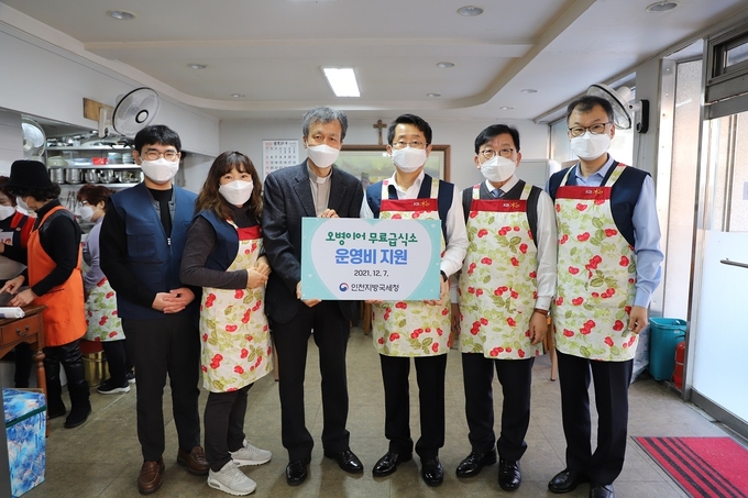 오덕근 인천청장(왼쪽 네번째)는 7일 무료급식소 ‘오병이어’를 찾아 도시락 포장 및 배부활동에 나서는 한편 위문금을 전달했다.(사진=인천청)