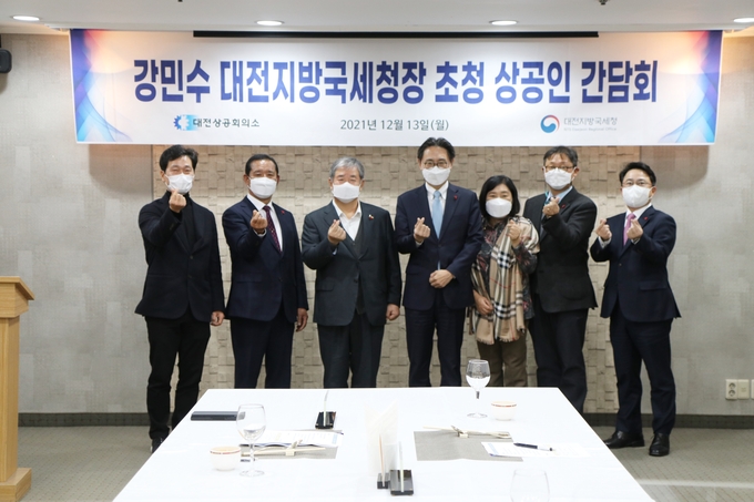 강민수 대전청장(가운데)은 13일 유성호텔 2층 라일락홀에서 대전상의와 간담회를 가졌다.(사진=대전상의)