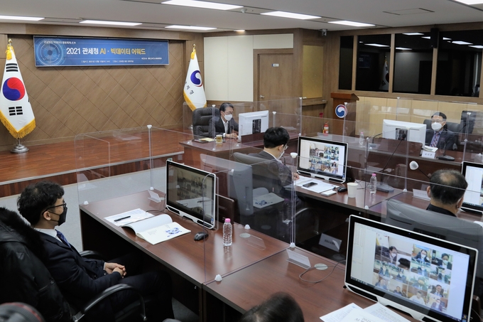 임재현 관세청장이 15일 관세청 회의실에서 개최된 2021년 관세행정 인공지능·빅데이터 성과 공유대회에서 인사말을 하고 있다.(사진=관세청)