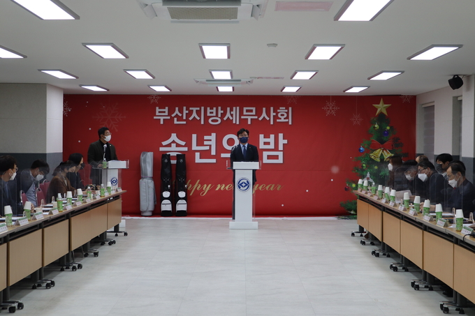 황인재 회장이 16일 열린 부산지방세무사회 송년회에서 인사말을 하고 있다.