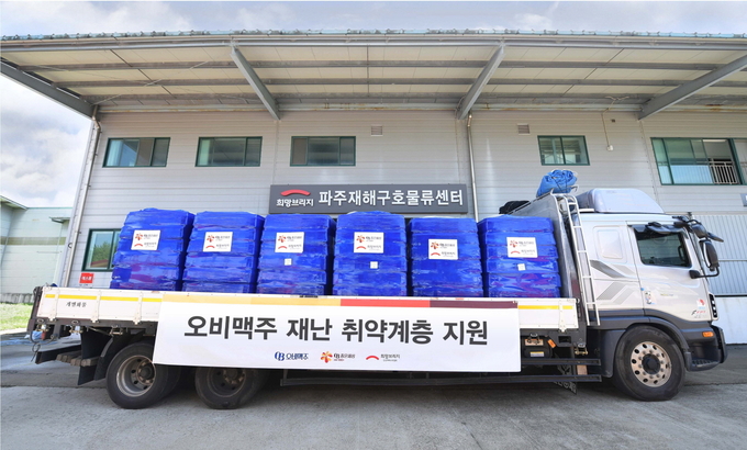 오비맥주가 연말을 맞아 대구·경북지역 재난 취약계층에 생수를 전달했다.