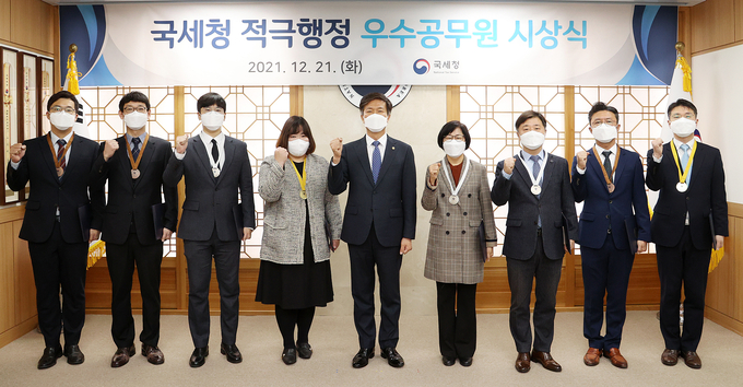 (왼쪽부터)이도헌·박상별 국세조사관, 최일암 행정사무관, 전다영 국세조사관, 김대지 국세청장, 김선희 국세조사관, 김성민 행정사무관, 도영수 국세조사관, 유창성 행정사무관(사진=국세청)