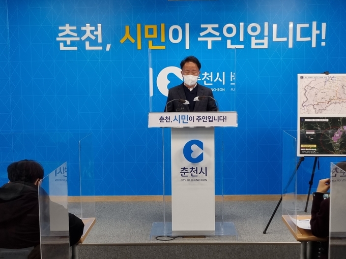 이재수 춘천시장이 시청 브리핑룸에서 춘천 지역특화 기업도시 조성사업에 대해 브리핑하고 있다.(사진=춘천시)