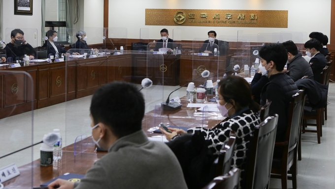 지난 20일 청년세무사지원센터 첫번째 회의에서 원경희 회장이 인사말을 하고 있다. 