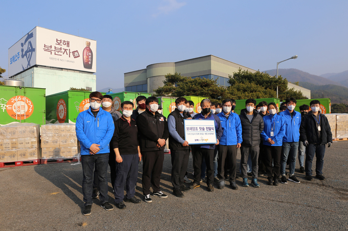 보해양조는 지난 21일 보해양조 장성공장에서 광주광역푸드뱅크에 요리용 맛술을 기부했다.