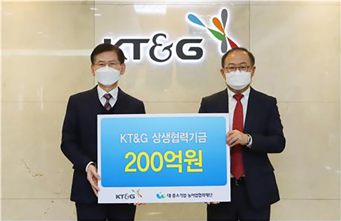 이상학 KT&G 부사장(오른쪽)이 김순철 대·중소기업·농어업협력재단 사무총장과 지난 22일 진행된 협약식에서 기념촬영하고 있다.