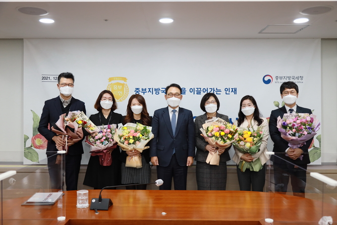 김재철(중앙) 중부청장은 올해 최초로 시행된 중부明인에 선발된 직원들을 시상하고 격려했다.