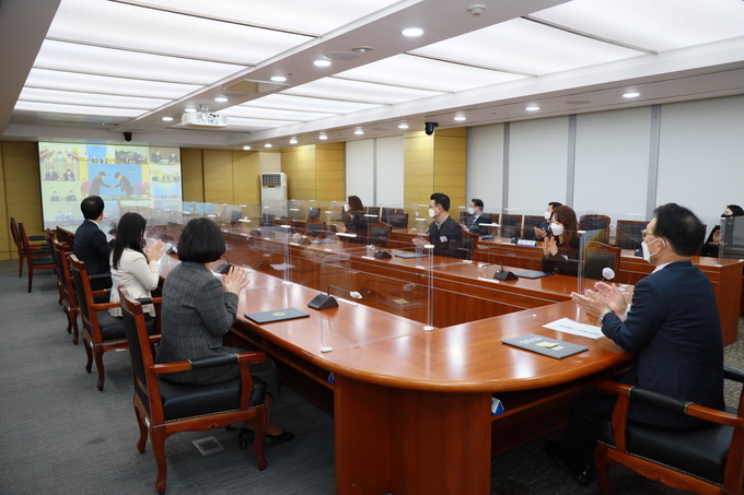 중부청은 29일 중부明인 기념증서 수여식을 열고, 세무서 직원들에 온라인으로 기념증서와 부상을 수여했다. 