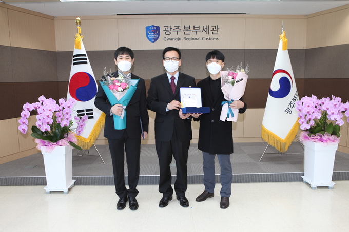 (왼쪽부터)‘12월의 으뜸 광주세관인’에 선정된 강석진 관세행정관, 정승환 광주세관장, '2021 올해의 광주세관인'에 선정된 장순호 관세행정관.