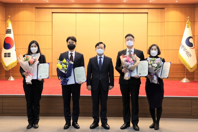 성태곤 서울세관장(가운데)이 올해의 세관인 및 12월 으뜸이로 선정된 직원들과 기념촬영을 하고있다.(왼쪽부터 전승민·김경일 주무관, 성태곤 세관장, 최유영·임은주 주무관)
