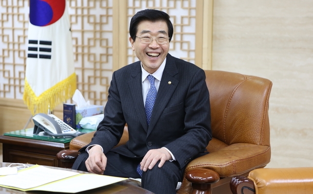 원경희 한국세무사회장이 세무사법 개정의 소회를 밝히면서 환하게 웃고 있다. 