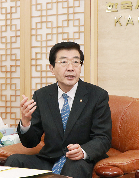 전관예우 금지 조항에 대해 설명하고 있는 원경희 회장.