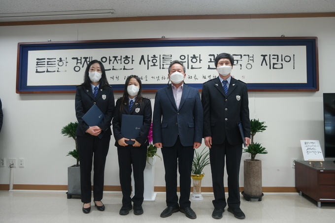 제주세관은 2021년 한해동안 적극적인 행정으로 명예를 드높인 직원들을 선정.포상했다. <왼쪽부터 구은주.정혜령 주무관, 김완조 제주세관장, 이길수 주무관>