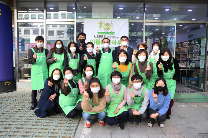 보해양조는 최근 아름다운 가게 광주첨단점에 물품 1만5천여 점을 기부했다.