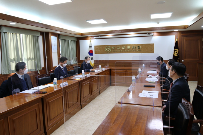 서울세무사회는 2021년 2기 부가가치세 확정신고를 앞두고 지난 11일 한국세무사회관 3층 회의실에서 서울청과 간담회를 가졌다.