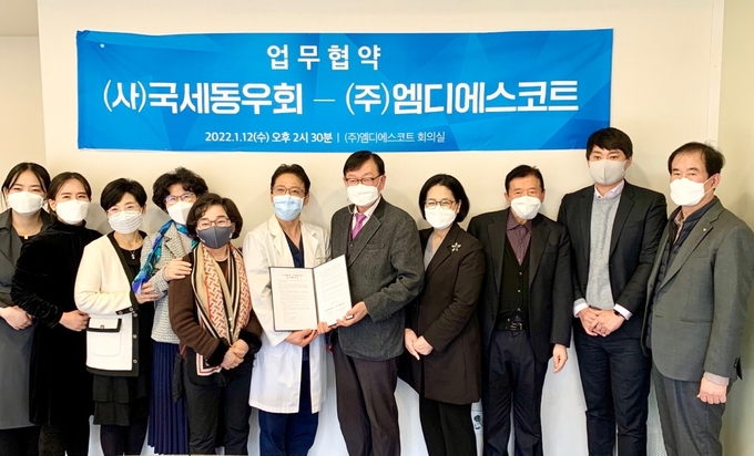 왼쪽 세 번째부터 임명옥 총괄이사, 김겸순 세무사회 감사, 김귀순 전 여성세무사회장, 이상달 엠디에스코트 대표이사, 이병국 서울지방국세동우회장, 고경희 전 여성세무사회장, 최용길 국세동우회 사무총장과 맨 오른쪽 황선의 국세동우회 홍보부회장.
