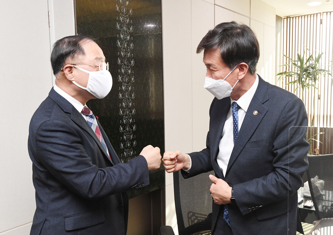 외청장 회의에 앞서 홍남기 부총리와 김대지 국세청장이 인사를 나누고 있다<사진=기재부>. 