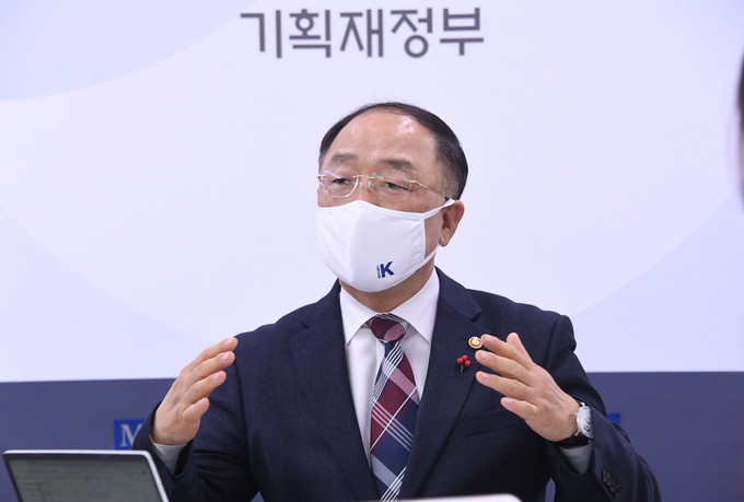 홍남기 부총리 겸 기획재정부 장관이 17일 정부세종청사에서 열린 출입기자간담회에서 기자질문에 답변하고 있다<사진=기재부>.