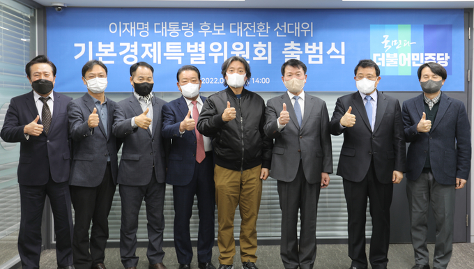 왼쪽부터 김진홍 공동위원장, 이동신 공동위원장, 한영도 공동위원장, 이상근 공동위원장, 장영준 집행위원장, 강명석 수석위원장, 김광남 공동위원장, 이원휘 공동위원장(사진=위원회)