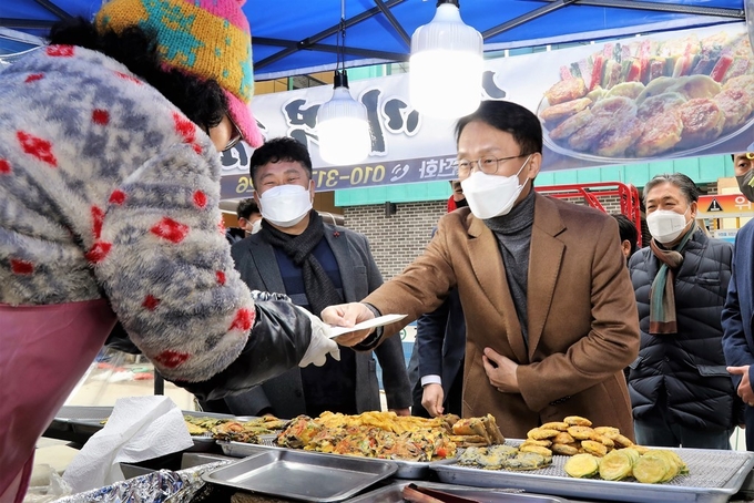 임재현 관세청장이 19일 대전 중앙시장을 찾아, 명절 성수품을 구입하고 있다.