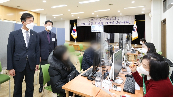 김대지(왼쪽) 국세청장은 부가세 신고 업무를 수행 중인 직원들을 격려했다.<사진=국세청>