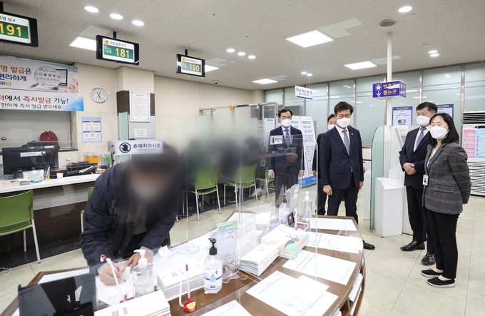 김대지 국세청장은 19일 영등포서를 방문, 부가세 신고업무 현황 등을 점검했다.<사진=국세청>