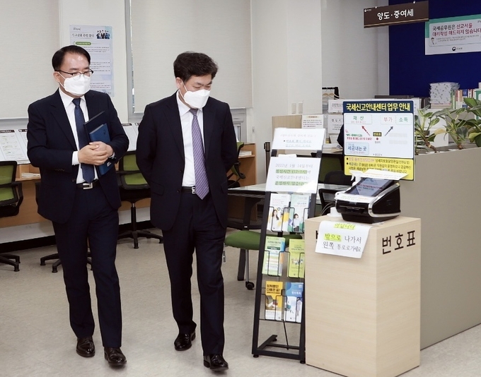 지난 21일 서대구세무서를 찾은 김태호 대구청장(오른쪽)이 김만헌 서장과 함께 부가가치세 신고도움창구를 살펴보고 있다.