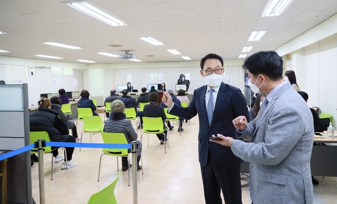 김재철(오른쪽 두번째) 중부지방국세청장이 24일 수원세무서를 현장방문한 가운데, 부가세 신고기간을 맞아 개설된 자기작성창구 운영상황을 점검하고 있다.