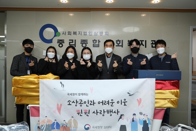 대전청은 지난 21일 대전 대덕구 소재 중리종합사회복지관에 온누리상품권과 생필품을 전달했다.