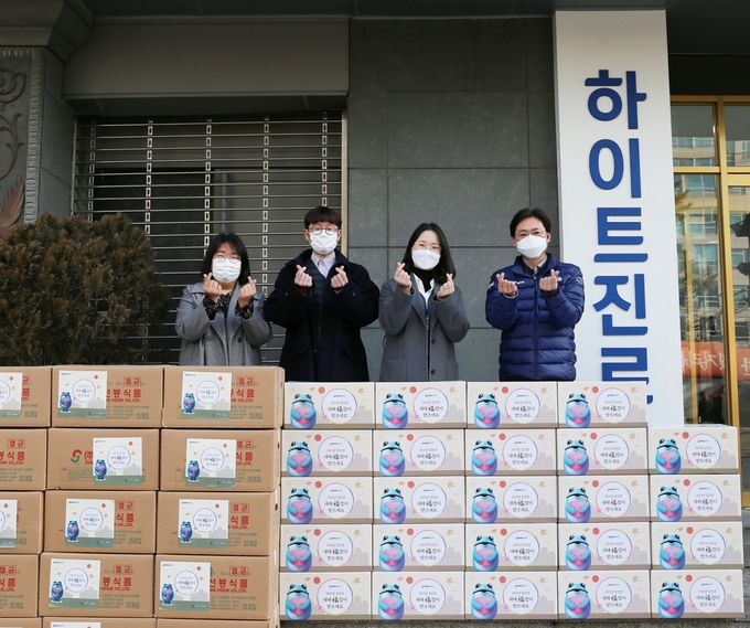 하이트진로는 서초사옥 앞에서 최소 인원으로 명절음식 전달식을 진행했다.