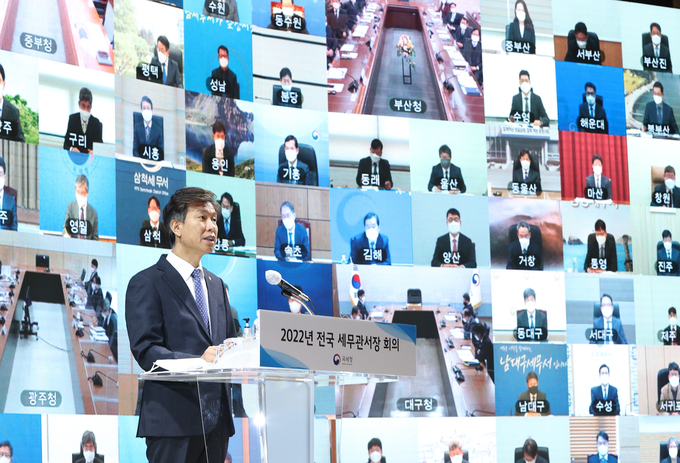 김대지 국세청장은 이날 회의에서 “디지털 중심으로 납세서비스를 재설계해 세금 신고·납부의 편의를 제공하는 동시에, 국민경제 회복을 국세행정 측면에서 지원하는 등 국민이 체감하는 성과를 창출해 나가자”고 독려했다.(사진=국세청)