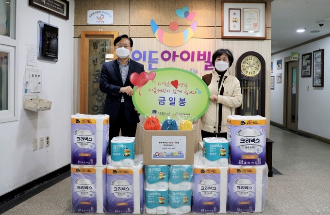 성태곤<왼쪽> 서울본부세관장은 설명절을 앞둔 27일 관내 복지시설인 이든아이빌을 찾아 위문품을 전달했다.