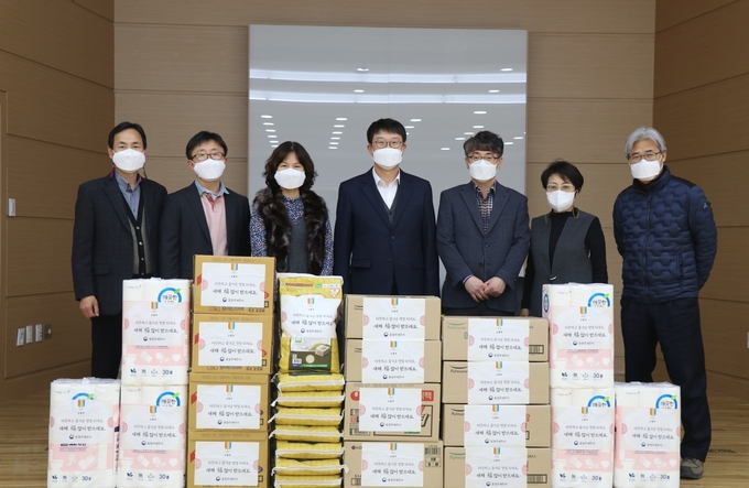 송영주 동청주세무서장(왼쪽 네 번째)은 27일 사회복지시설에 생필품과 ㈜덕산식품이 기부한 떡국떡 등을 전달했다.