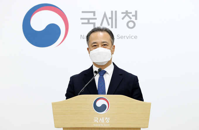 박재형 국세청 자산과세국장이 3일 국세청 기자실에서 금수저 엄카족 등 편법증여 혐의자 227명 세무조사 관련 브리핑을 하고 있다.(사진=국세청)