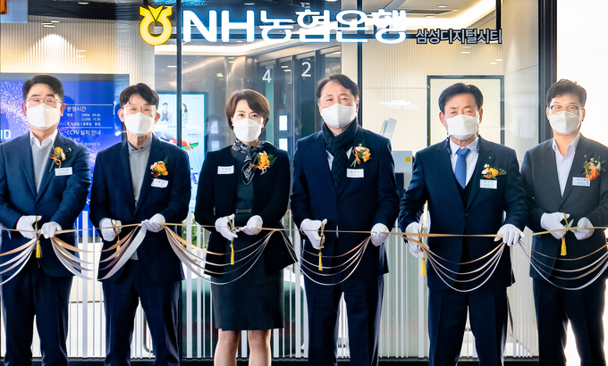 8일 수원 영통구 삼성디지털시티에서 열린 NH농협은행 삼성디지털시티지점 개점식에서 권준학 NH농협은행장(오른쪽 세번째), 삼성전자 강봉구 부사장(왼쪽 두번째) 등 내외빈이 테이프커팅을 하고 있다<사진=NH농협>.