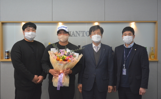 고용계약 체결식 종료 후, 참석자들이 단체 기념사진을 촬영하고 있다.(왼쪽부터 부산광역시장애인체육회 오성민 감독, 노경민 선수, 정병선 골든블루 상무, 최현욱 골든블루 부실장)