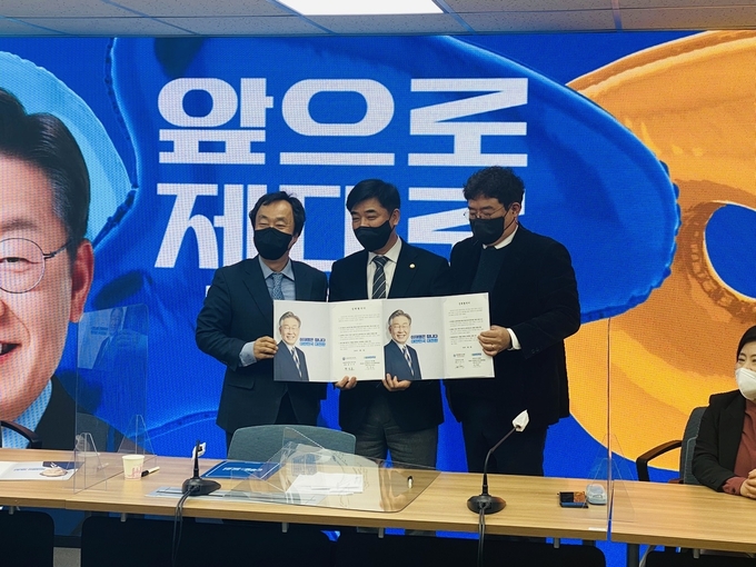 정책협약식에서 황성훈 국립세무대학세무사회장(왼쪽), 이창식 한국세무사고시회장(오른쪽), 더불어민주당 김병욱 직능본부장(가운데)이 협약서를 들어 기념촬영하고 있다.